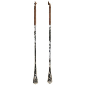 Kave Home Set dvou stříbrných skleněných vánočních ozdob Alsenia 20 cm